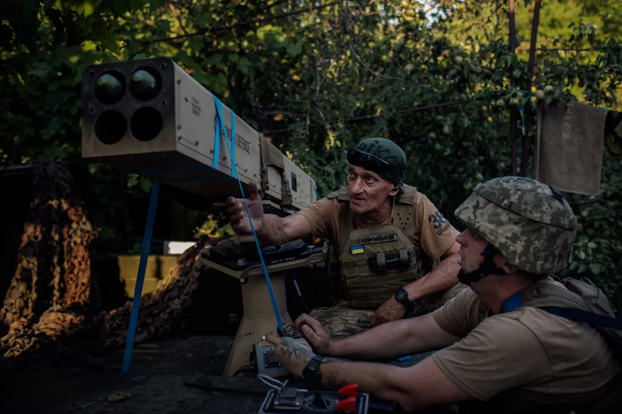 Бійці 38-ї бригади морської піхоти оснащують Humvee чотиризарядними ракетними установками з лазерним наведенням у четвер на півдні України.